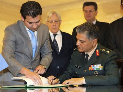 El subconsejero militar en el departamento de Operaciones de Paz de la ONU  firma un acuerdo sobre los t&eacute;rminos para regir la misi&oacute;n de los cascos azules.