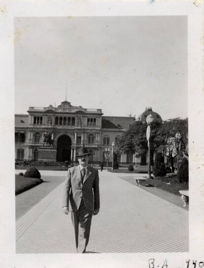 Ayala frente a la Casa Rosada de Buenos Aires, en 1940