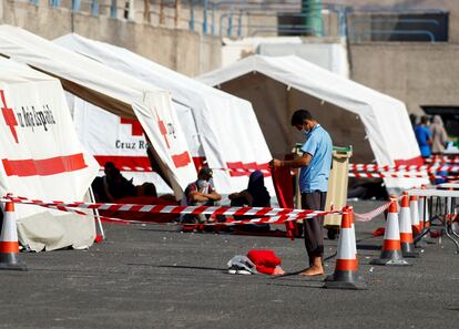 Campamento provisional en el muelle de Arguinegín, en Gran Canaria.