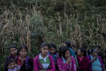 Las mujeres de Zontecomapa escuchan el discurso de las autoridades comunales.