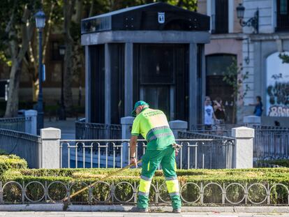 Un trabajador de la limpieza en Madrid