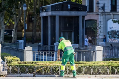 Un trabajador de la limpieza en Madrid