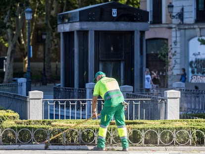 Un trabajador de la limpieza en Madrid