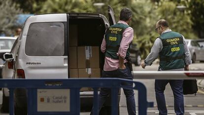 Agentes de la Unidad Central Operativa de la Guardia Civil (UCO), durante un registro.