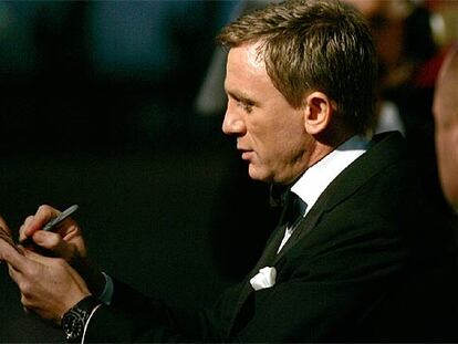 Daniel Craig firma un autógrafo al llegar al estreno.