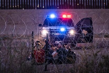 Una familia de migrantes es detenida por elementos de la patrulla fronteriza de Estados Unidos, en los márgenes de la ciudad de El Paso (EE UU), el 11 de mayo de 2023.