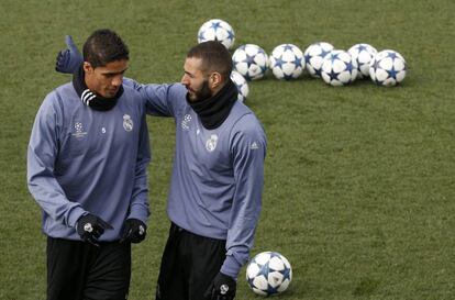 Benzema (d) junto a Varane en el entrenamiento de este martes.