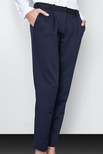 Otra prenda indispensable es el pantalón de pinzas. Este es de Uterqüe y cuesta 59,95 euros.