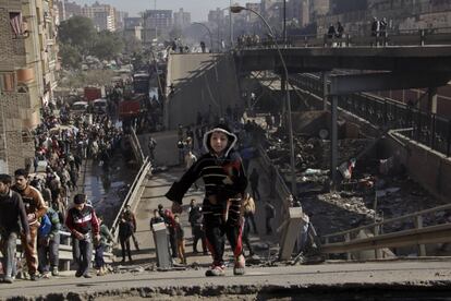 Un niño entre los restos de un puente que se derrumbó en el-Marg, un suburbio de El Cairo (Egipto).