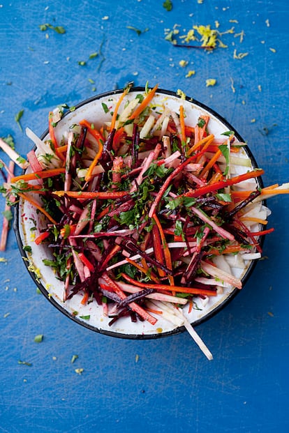 Ensalada de verduras con labneh. 