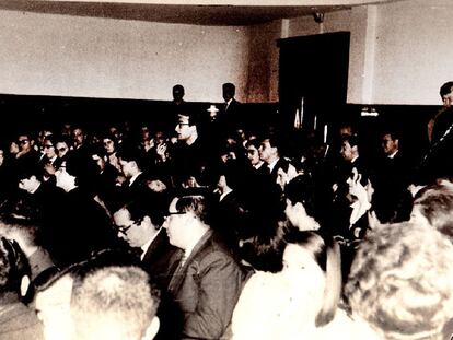 Sesión del Cine-Club Universitario en la década de los sesenta en Santiago.