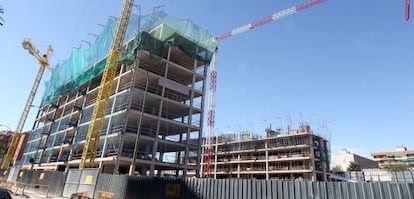 Construcci&oacute;n de bloques de vivienda nueva en Madrid.