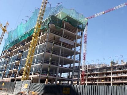 Construcci&oacute;n de bloques de vivienda nueva en Madrid.