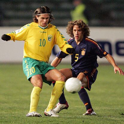 Puyol pugna por el balón con el centrocampista Danilevicius.