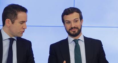 El líder el PP, Pablo Casado, dialoga con Teodoro García Egea en la reunión ejecutiva del PP.