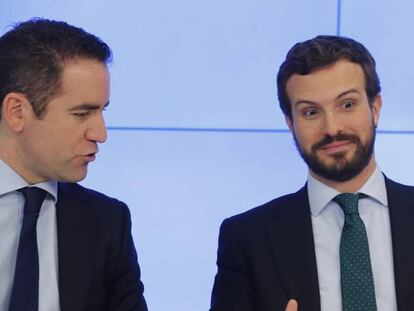 El líder el PP, Pablo Casado, dialoga con Teodoro García Egea en la reunión ejecutiva del PP.