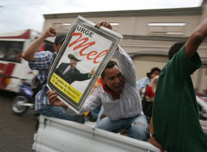 Partidarios de Manuel Zelaya protestan cerca de la Embajada de Brasil en Tegucigalpa.