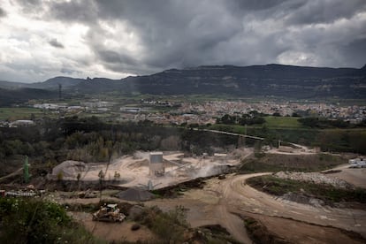 La cantera del Fitó de Seva, con Centelles al fondo.