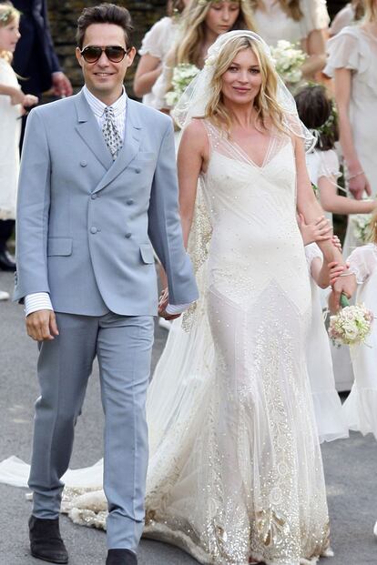 Kate Moss fue la única capaz de sacar del agujero a John Galliano. La modelo se casó con un vestido del gibraltareño. 