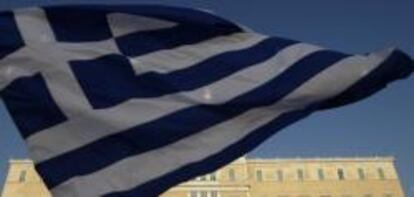 Bandera griega en la plaza Syntagma de Atenas