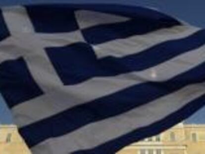 Bandera griega en la plaza Syntagma de Atenas