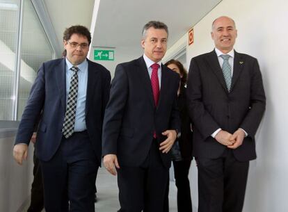 El lehendakari Iñigo Urkullu con el rector de la UPV, Iñaki Goirizelaia, a su izquierda