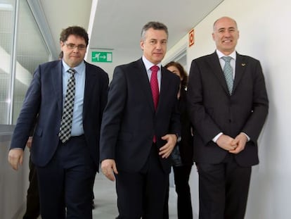 El lehendakari Iñigo Urkullu con el rector de la UPV, Iñaki Goirizelaia, a su izquierda