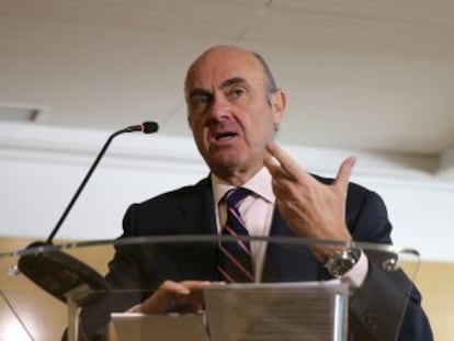 El ministro de Economía, que de momento no abandonará su cargo en España, se enfrentará al candidato irlandés, Philip Lane