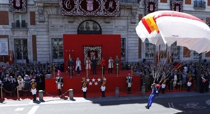 Un paracaidista llega a la Puerta de Sol en la celebración del Dos de Mayo de 2016.