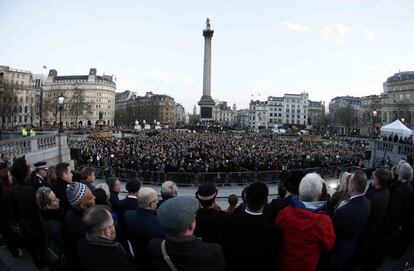 Gente durante la vigilia en Trafalgar Square en Londres, Reino Unido.