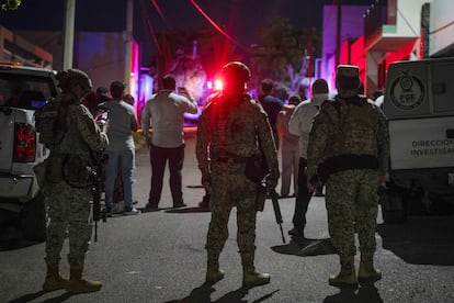 Elementos del ejército aseguran una escena del crimen en Sinaloa.
