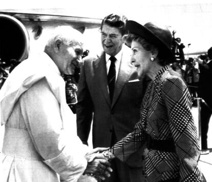 10 de septiembre de 1987. El Papa Juan Pablo II saludando a Ronald y Nancy Reagan, a su llegada a Miami, durante la visita oficial del primero a Estados Unidos