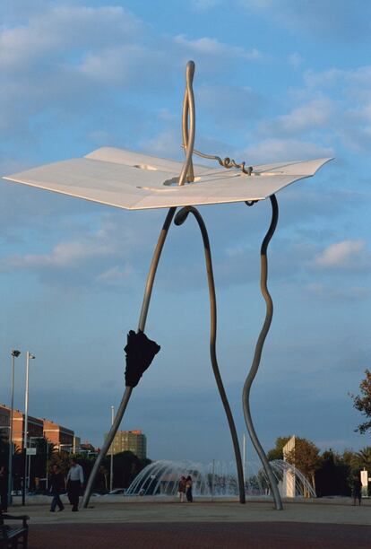 Escultura 'David y Goliat', de Antoni Llena, situada en el parque de Les Cascades, de Barcelona, en una imagen de 2006.