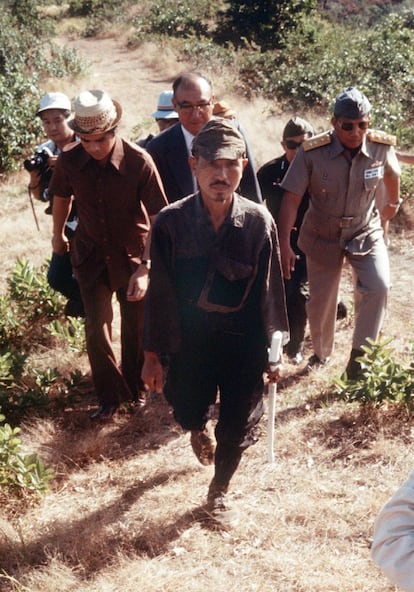 Hiroo Onoda, izquierda, con su uniforme del Ejército Imperial, el 10 de marzo de 1974, tras su rendición, en la isla filipina de Lubang.