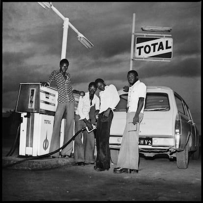 Llenando el depósito en la Total station de camino a Banfora, 1974.