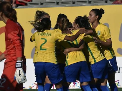 Brasileiras celebram terceiro gol contra o México.