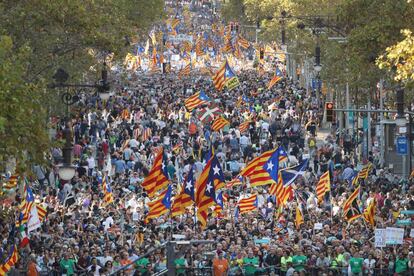 Vista de la marcha en Barcelona para pedir la libertad de los líderes de las entidades soberanistas ANC y Òmnium, Jordi Sànchez y Jordi Cuixart.