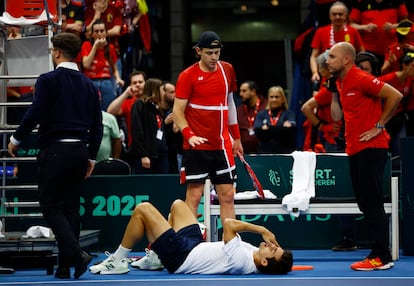 Cristian Garin reacciona tras sufrir una lesión durante su partido de individuales contra Zizou Bergs, el 2 de febrero en Hasselt, Bélgica.