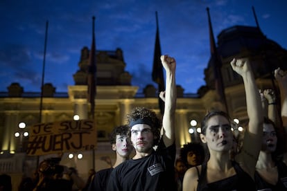 Estudiantes universitarios protestan contra el gobernador de Río de Janeiro, Luis Fernando Pezao, en el exterior del Palacio Guanabara en Río de Janeiro, Brasil.