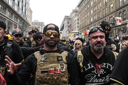 Enrique Tarrio, en el centro, el 12 de diciembre en una protesta en Washington.