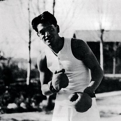 Luis Buñuel simula una finta de boxeo en la Residencia de Estudiantes