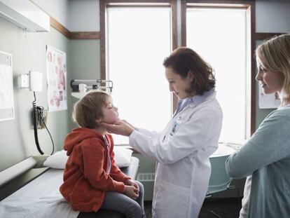 Una pediatra visita a un niño.