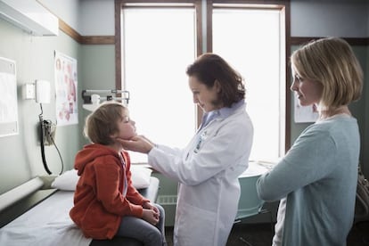 Una pediatra visita a un niño.