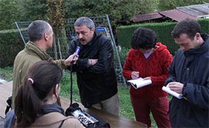 Juan María Olano charla con medios de comunicación franceses en Macaye.