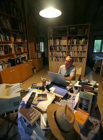 El escritor Rafael Chirbes, en su estudio de Beniarbeig, Alicante.