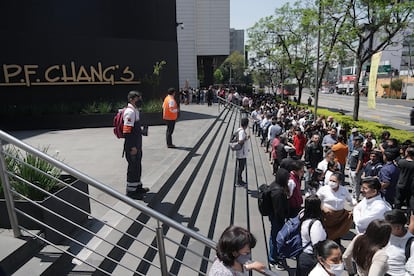 Equipos de emergencia desalojan a los clientes y empleados de un centro comercial en Ciudad de México, durante el simulacro de este miércoles.