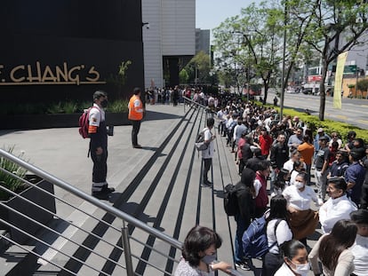 Equipos de emergencia desalojan a los clientes y empleados de un centro comercial en Ciudad de México, durante el simulacro de este miércoles.
