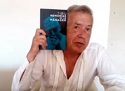 Tibu, con su libro 'Memorias de un mánager', en una imagen de un vídeo promocional de YouTube.