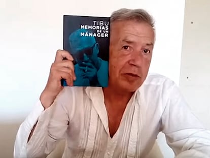 Tibu, con su libro 'Memorias de un mánager', en una imagen de un vídeo promocional de YouTube.