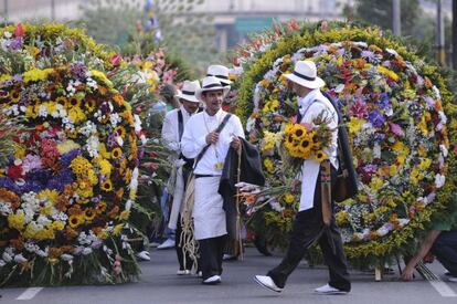 Cada agosto, las calles de Medellín son testigo del Desfile de los Silleteros: campesinos que producen hermosos arreglos florales y los cargan en sus espaldas. Es el plato fuerte de la Feria de las Flores, con más de 140 eventos culturales y tradicionales como una feria equina, festivales de orquestas y trovas, o canciones populares. Dura unos 10 días.